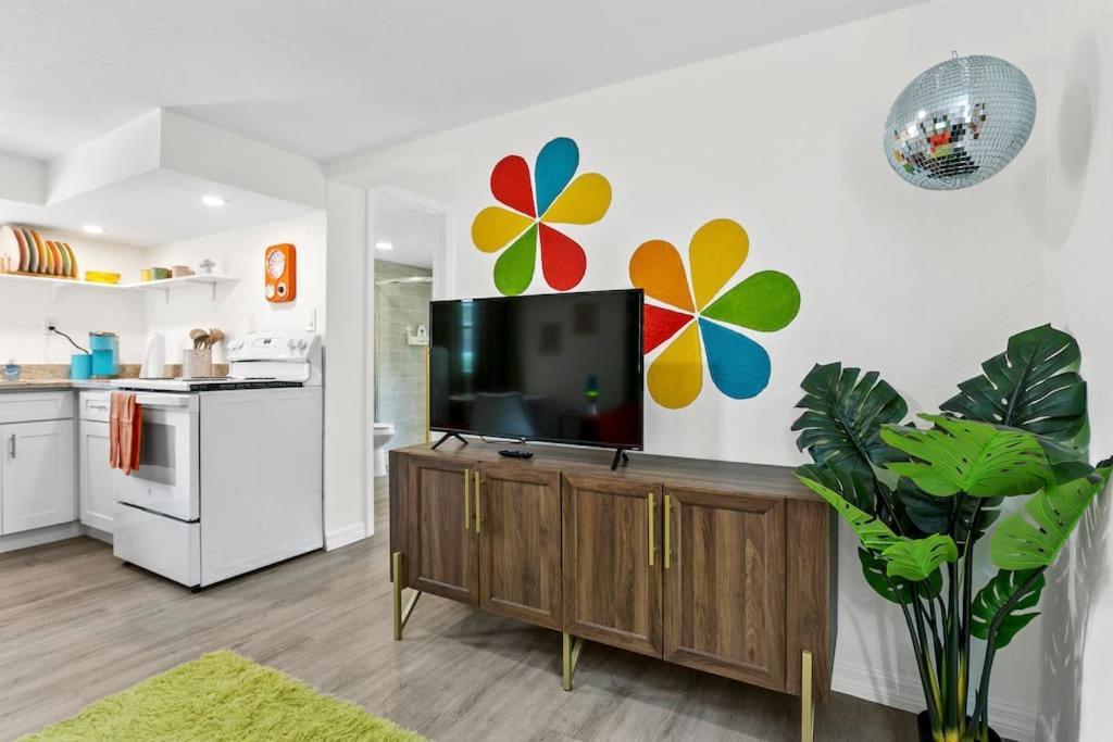 That 70'S Themed Apt Close To Coffee, Food + Shops Tampa Zewnętrze zdjęcie